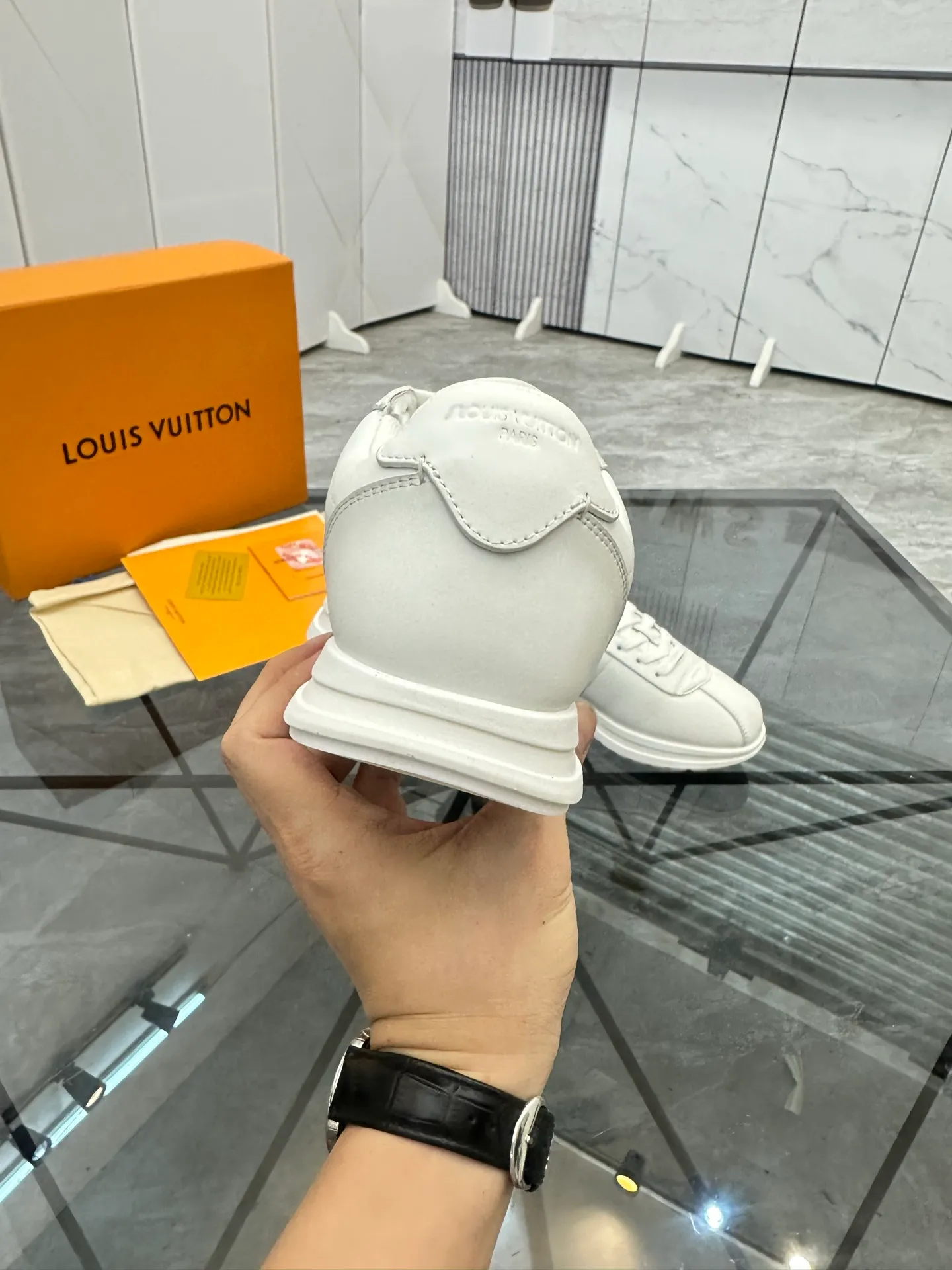 Men's shoes: 💰P700¥ Top quality Product trademark: LV* "Louis Vuitton*" low-top casual shoes Regular size: 35-45 (can be customized to 46) Couple style Product materials: Imported cowhide upper, breathable lining, original outsole. Number: two